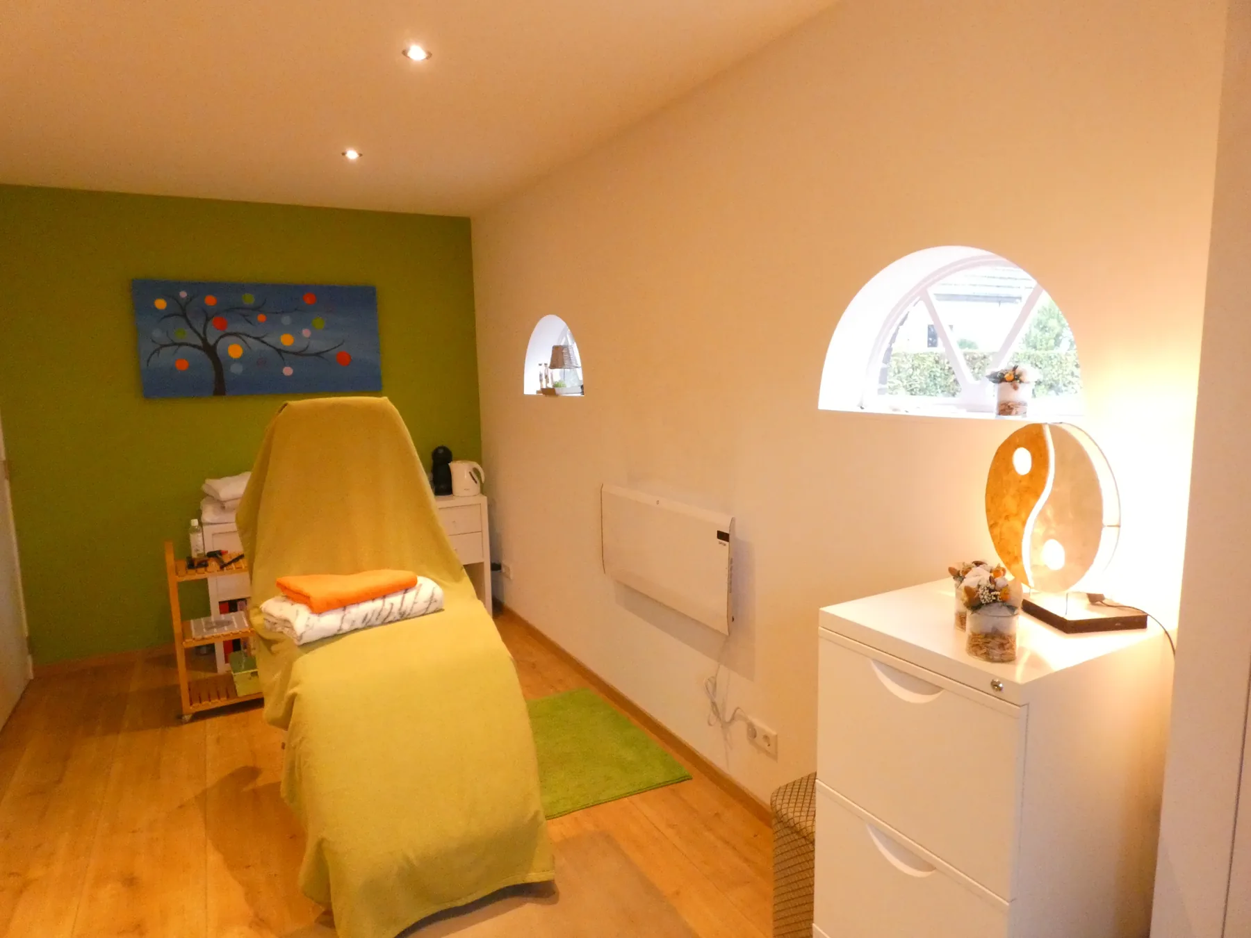 Behandelruimte van Erifar met behandelstoel en groene wand